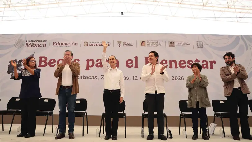 Sheinbaum defiende becas universales y amplía apoyos educativos en Zacatecas Claudia Sheinbaum anunció apoyos para estudiantes de primaria y universidades públicas durante su visita a Zacatecas. Foto: Presidencia