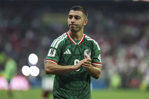 Erik Lira reporta con Cruz Azul a la espera de Europa