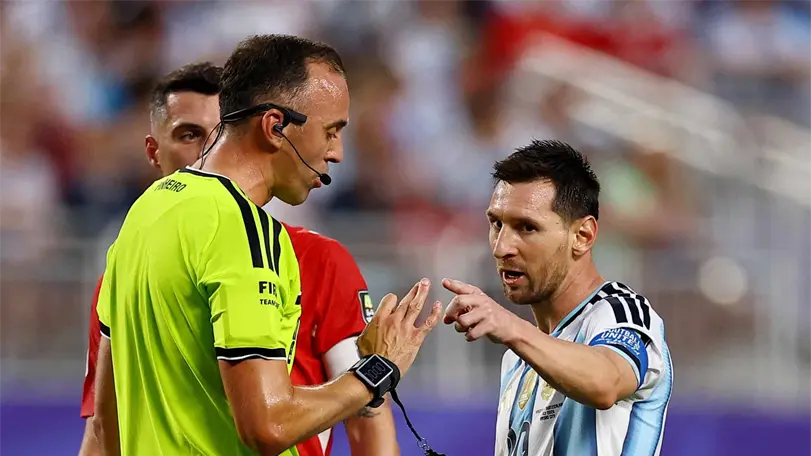 Lionel Messi discute con el &aacute;rbitro Jo&atilde;o Pinheiro durante el partido ante Suiza | FOTO: Reuters