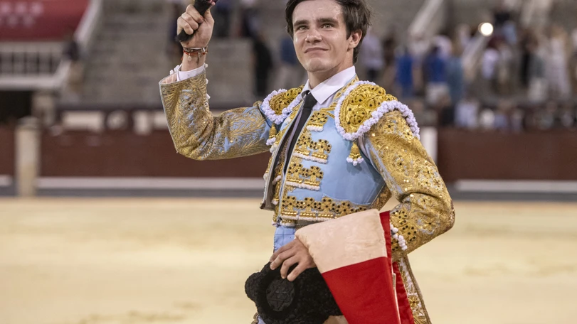 Oreja para Mario Vilau, que se clasifica para la final junto a El Mene y Nacho Torrejón Foto: NTR Toros