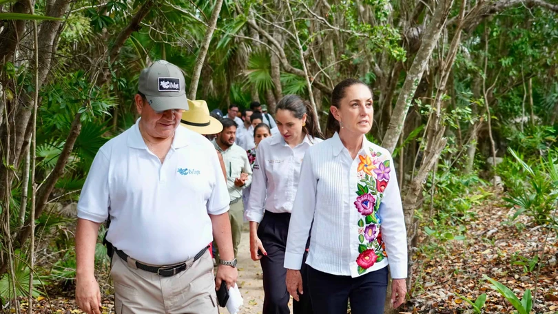 Claudia Sheinbaum llam&oacute; a privilegiar el bienestar de la poblaci&oacute;n sobre los tr&aacute;mites administrativos durante su gira por Tulum. Foto: Presidencia