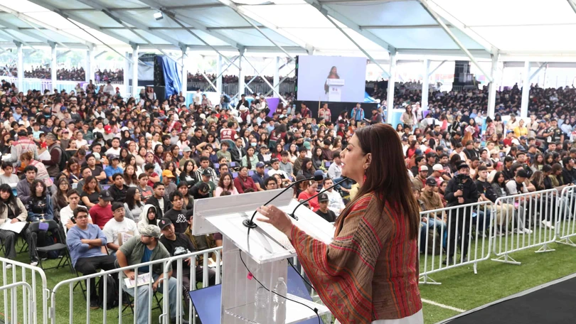 Brugada entrega becas a universitarios y les pide adoptar un árbol para reforestar la capital La jefa de Gobierno, Clara Brugada entrega becas a universitarios y les pide adoptar un árbol para reforestar la capitalFoto: GCDMX
