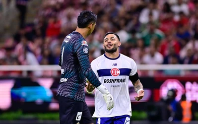 Alexis Vega anota penal a lo Panenka; se disculpa con Tala Rangel