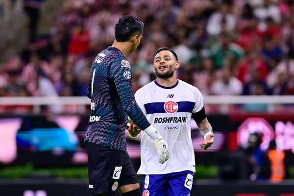 Alexis Vega anota penal a lo Panenka; se disculpa con Tala Rangel