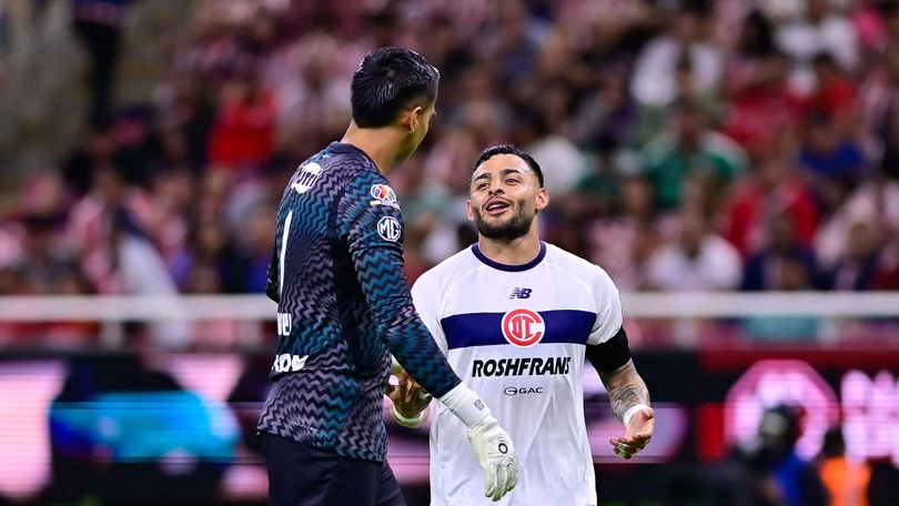 Alexis Vega anota penal a lo Panenka; se disculpa con Tala Rangel La emotiva disculpa ocurrió en el encuentro entre Toluca y Chivas en el Estadio Akron. Foto: MexSport