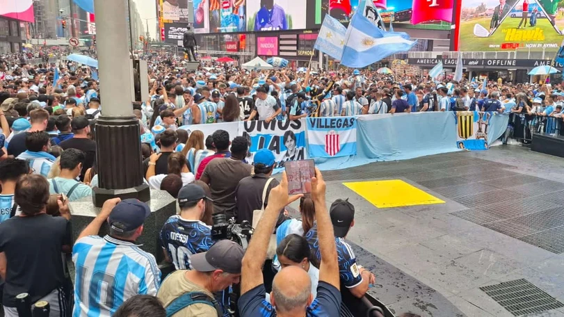 Argentina tiene copado a Nueva York; mega banderazo albiceleste en Manhattan Los argentinos no dudaron en ir a mostrar su apoyo a su Selección. Foto: José Andrés Díaz