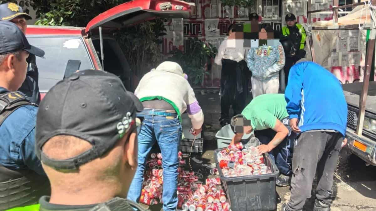 Detienen camioneta roja para decomisar bebidas alcohólicas en Alcaldía Cuauhtémoc Detienen camioneta roja para decomisar bebidas alcohólicas en Alcaldía Cuauhtémoc