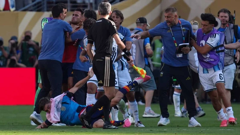 ¿Le dio bronca? Leandro Paredes protagoniza pelea contra jugadores de España Minutos después del silbatazo final Leandro Paredes se le fue encima a Gavi, de la Selección de España. Foto: EFE