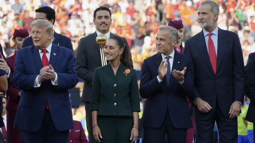 Sheinbaum y Trump entregan las medallas en final del Mundial junto a Infantino Claudia Sheinbaum participó en la ceremonia de premiación del Mundial 2026 junto a Donald Trump, Gianni Infantino y otros líderes internacionales tras la final disputada en el MetLife Stadium. Foto: @Claudiashein