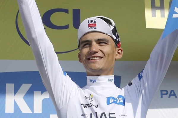 Isaac del Toro se repone a una caída y vuelve al podio de la general del Tour de Francia 2026 con el maillot blanco de vuelta