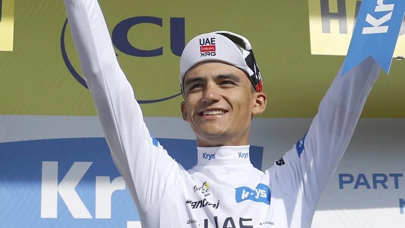 Isaac del Toro se repone a una caída y vuelve al podio de la general del Tour de Francia 2026 con el maillot blanco de vuelta Isaac del Toro reafirma su condición de líder joven con otro podio. Foto: EFE