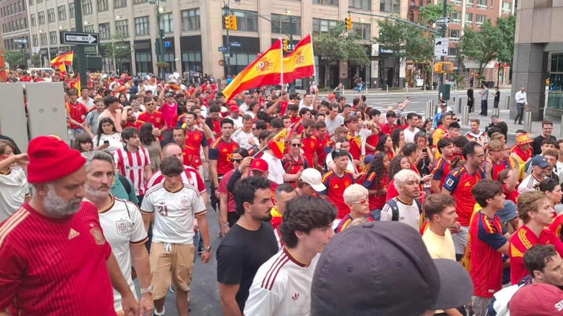 La Furia Española se hizo sentir en Manhattan desde el Madison Square Garden Una juntada española que también tuvo tintes políticos, porque hubo muchos cantos en contra del presidente Pedro Sánchez. Foto: José Andrés Díaz