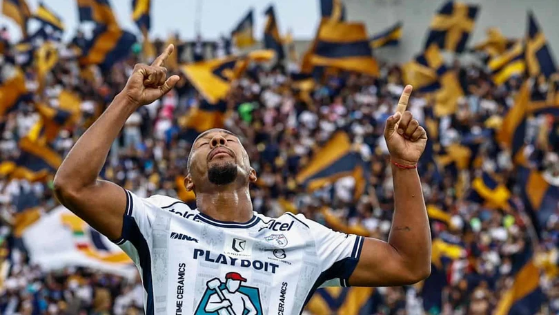 Polémica en CU: Pumas cae ante Pachuca entre fallas del VAR en el arranque de la Liga BBVA El árbitro intentó marcar un penal a favor de Pumas, pero el sistema falló. Foto: Aracely Martínez