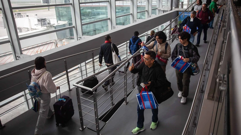 Profeco orienta a vacacionistas en aeropuertos y terminales de autobuses También está a disposición de los viajeros una báscula para que puedan verificar el peso de su equipaje antes de pasar al área de documentación. Foto: Cuartoscuro