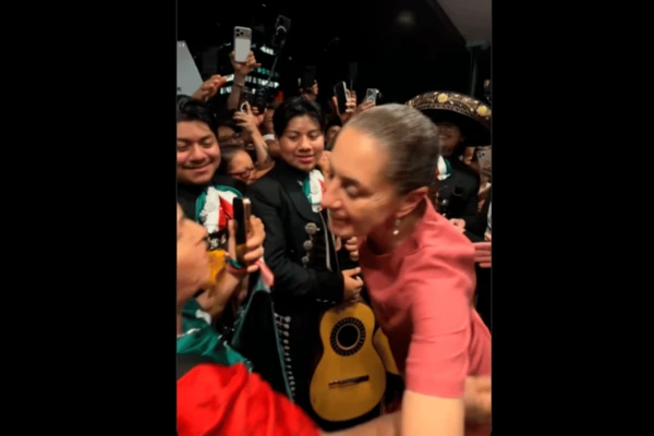Sheinbaum, recibida con mariachi en Nueva York previo a su reunión con Trump