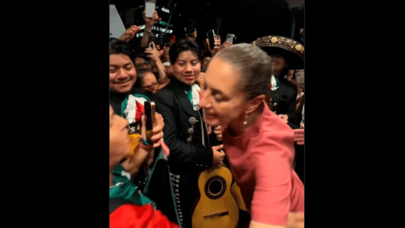 Sheinbaum, recibida con mariachi en Nueva York previo a su reunión con Trump Claudia Sheinbaum saludó a mexicanos que la recibieron con mariachi y muestras de apoyo a su llegada a Nueva York, donde asistirá a la final del Mundial 2026. Foto: Captura de pantalla