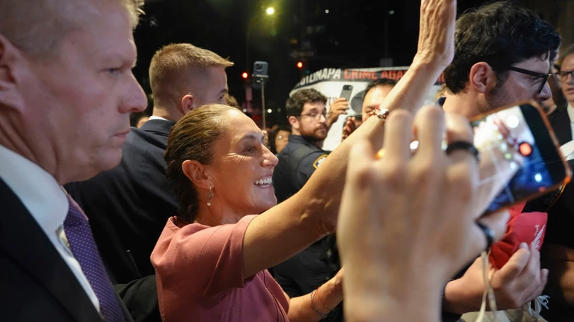 Sheinbaum se dirige a la final del Mundial entre apoyo de mexicanos Claudia Sheinbaum saludó a mexicanos que la esperaban a la salida de su hotel antes de asistir a la final del Mundial 2026 en Nueva York. Foto: EFE