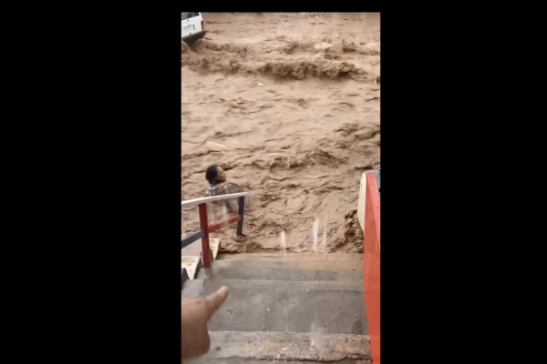 VIDEO: Mujer es arrastrada por la corriente tras fuertes lluvias en Sonora