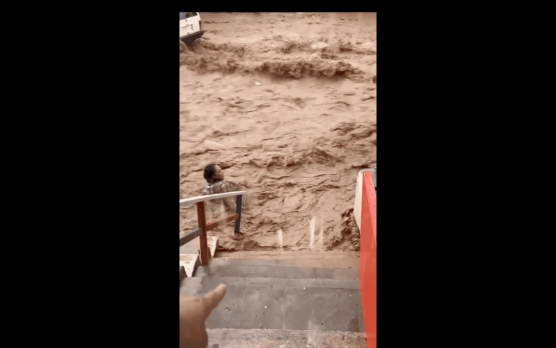 VIDEO: Mujer es arrastrada por la corriente tras fuertes lluvias en Sonora