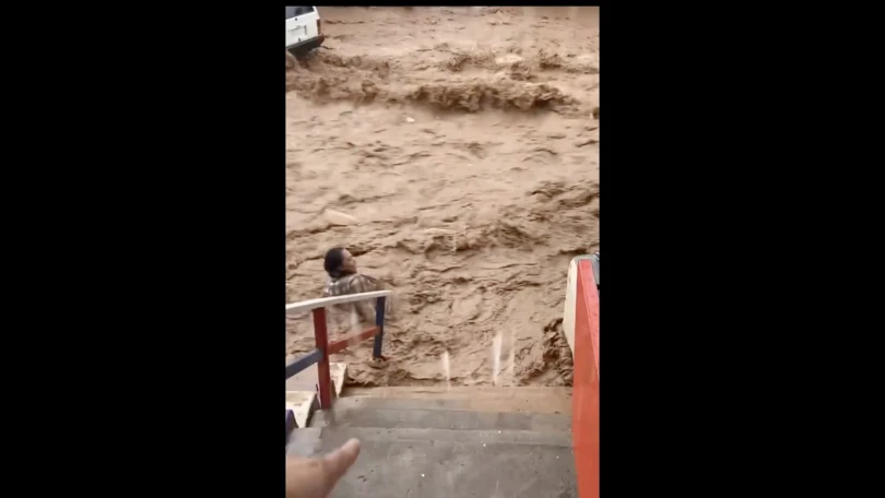 VIDEO: Mujer es arrastrada por la corriente tras fuertes lluvias en Sonora La mujer logró ser rescatada por sus vecinos. Foto: Captura de pantalla