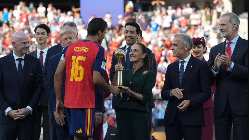Sheinbaum entrega el Balón de Oro y cierra un Mundial histórico para Norteamérica Claudia Sheinbaum entregó el Balón de Oro durante la ceremonia de premiación de la final del Mundial 2026, que coronó a España como campeona del torneo. Foto: Presidencia