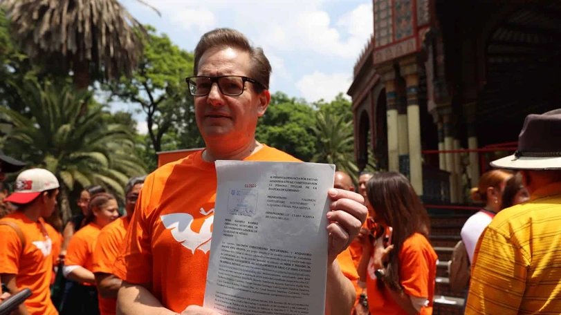 MC denuncia a Clara Brugada por mal uso de recursos públicos El presidente del Consejo Consultivo de Movimiento Ciudadano, Salomón Chertorivski, presentó la denuncia. Foto: MC.