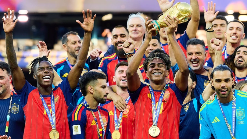 Nos merecemos una buena fiesta; Cucurella, Unai Simón y Pedro Porro disfrutan ser campeones del mundo Foto: MexSport