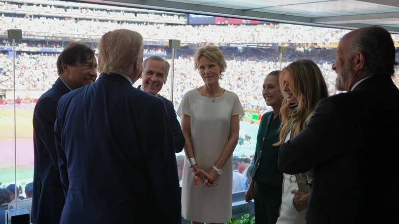 Sheinbaum aprovecha final del Mundial para impulsar diálogo sobre T-MEC Claudia Sheinbaum aprovechó su asistencia a la final del Mundial 2026 para dialogar con Donald Trump y funcionarios estadounidenses sobre la revisión del T-MEC. Foto: Presidencia