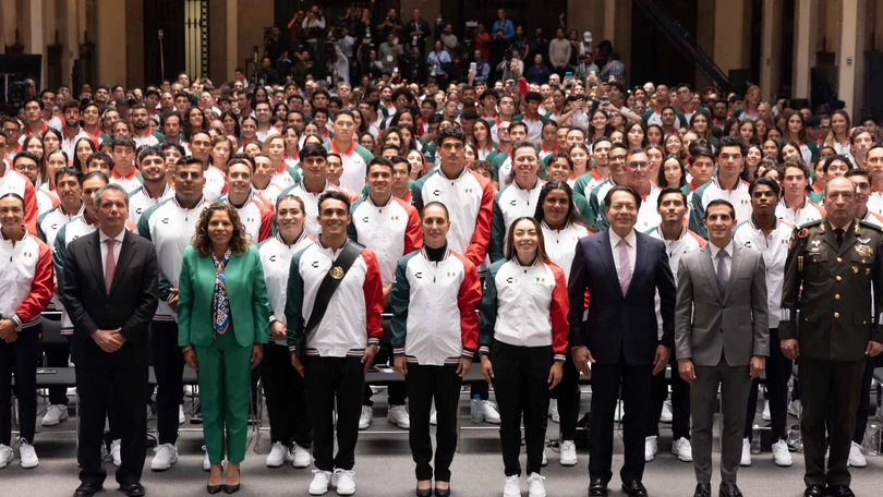 Sheinbaum abandera a delegación mexicana rumbo a Santo Domingo 2026 Claudia Sheinbaum entregó la Bandera Nacional a la delegación mexicana que competirá en los Juegos Centroamericanos y del Caribe Santo Domingo 2026. Foto: Presidencia