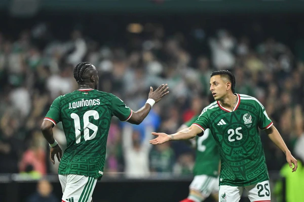 Roberto Alvarado y Julián Quiñones entre los mejores diez del Mundial por rendimiento