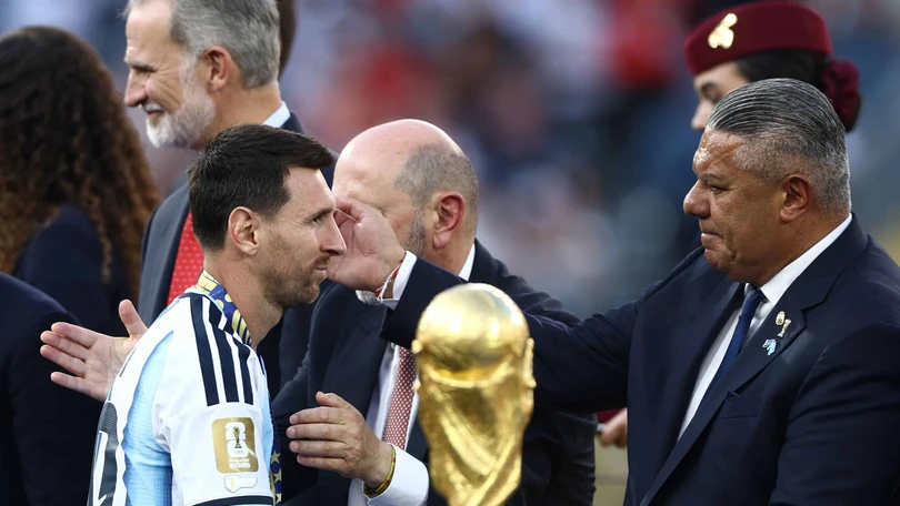 Claudio Tapia consolando a Lionel Messi tras haber perdido la final del Mundial 2026 | FOTO: Reuters