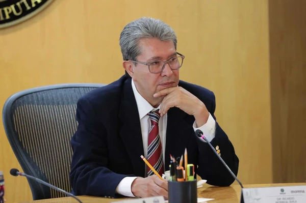 Monreal pide a Morena no exigir licencia a diputados que busquen reelección