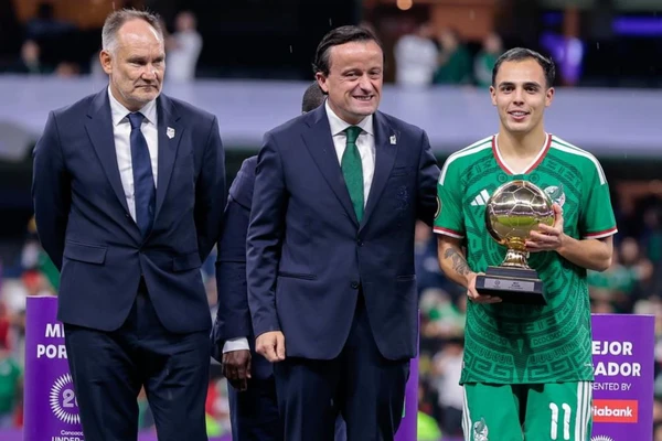 Estadio Azteca repudia a Mikel Arriola en premiaci&oacute;n del Tri Sub-20