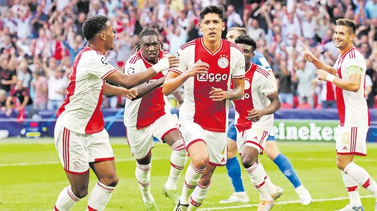 ¿Por qué se cayó el fichaje de Edson Álvarez al Borussia Dortmund? Soccer Football - Champions League - Group A - Ajax Amsterdam v Rangers - Johan Cruijff Arena, Amsterdam, Netherlands - September 7, 2022
Ajax Amsterdams Edson Alvarez celebrates scoring their first goal with teammates REUTERS/Piroschka Van De Wouw