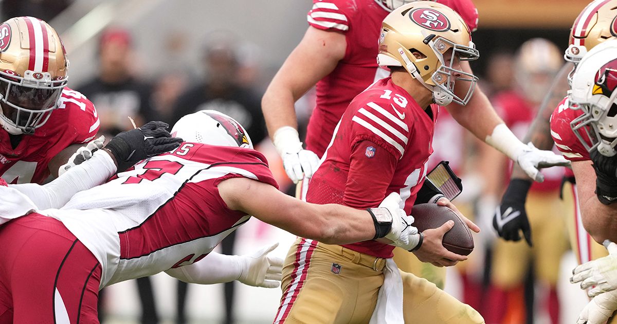 McCaffrey, de 49ers, afirma que los corredores están infravalorados en la NFL Jan 8, 2023; Santa Clara, California, USA; Arizona Cardinals linebacker Cameron Thomas (left) tackles San Francisco 49ers quarterback Brock Purdy (13) during the third quarter at Levis Stadium. Mandatory Credit: Darren Yamashita-USA TODAY Sports