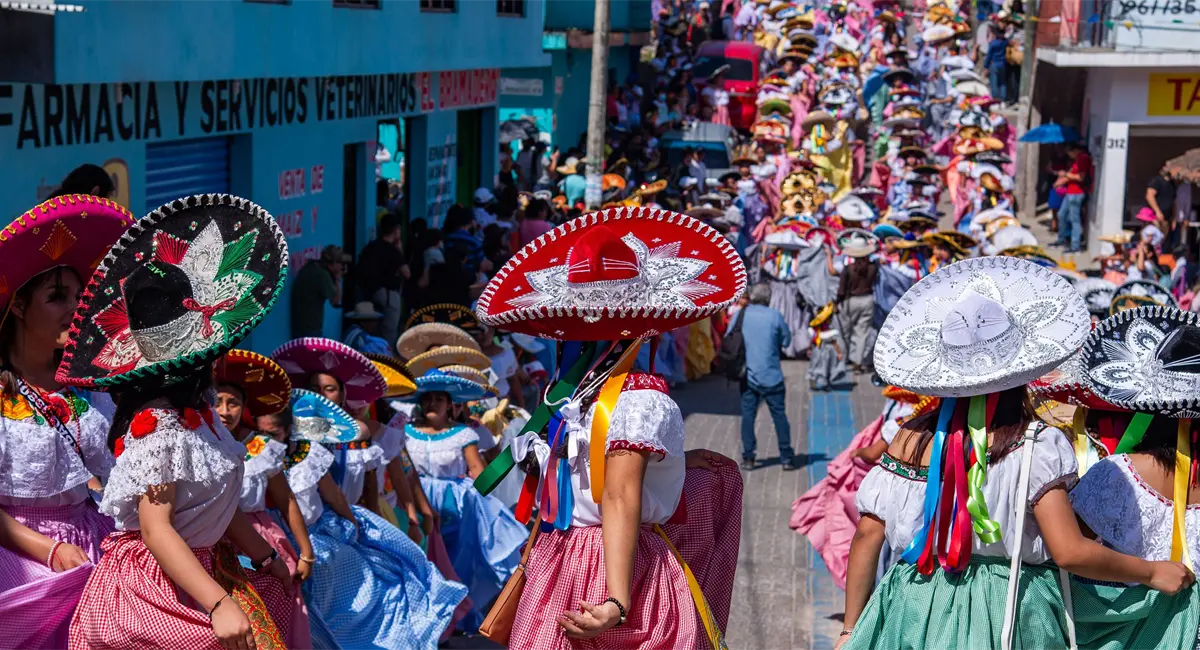 Celebran con bailes en Chiapas el Día de la Candelaria MEX5500. SAN FERNANDO (MÉXICO), 02/02/2023.- Un grupo de mujeres bailan para celebrar el día de la Candelaria hoy, en San Fernando, en el estado de Chiapas (México). Un centenar de mujeres ataviadas con su traje de zoque y sombreros de charros de diferentes colores bailan por tres días seguidos en Chiapas, en el sur de México, para conmemorar el Día de la Candelaria al ritmo del tambor y flauta de carrizo. EFE/Carlos López