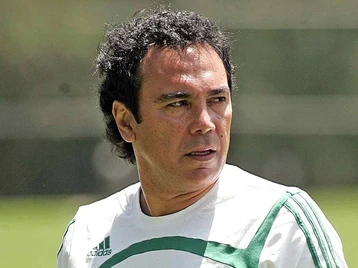Imagen de la nota: Hugo Sánchez alza la mano para dirigir al Tri