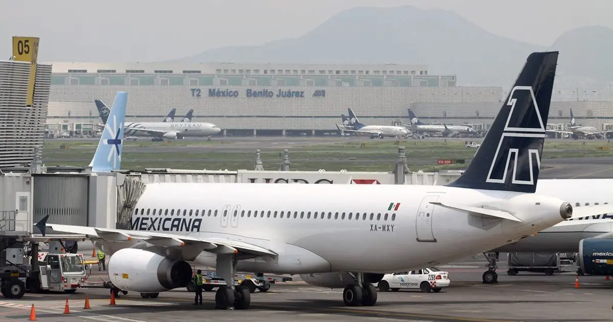 Mexicana de Aviación volverá a funcionar a finales de 2023: AMLO MÉXICO, D.F., 07AGOSTO2010.- Los trabajadores de la Compañía Mexicana de Aviación manifestaron su voluntad de ceder prestaciones, salario e incluso plazas, como vía para aligerar la crisis financiera de la aerolínea y evitar su posible cierre. Hasta el momento Mexicana de Aviación que se encuentra en concurso mercantil ha suspendido la venta de boletos, no así para sus filiales Mexicana Link y Mexicana Click que continúan operando de forma regular. En la imagen un avión de Mexicana de Aviación y uno de Mexicana Link.
FOTO: RODOLFO ANGULO/CUARTOSCURO.COM
