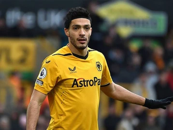 Imagen de la nota: Tras casi dos meses borrado, Raúl Jiménez jugó 12 minutos en derrota ante Manchester United