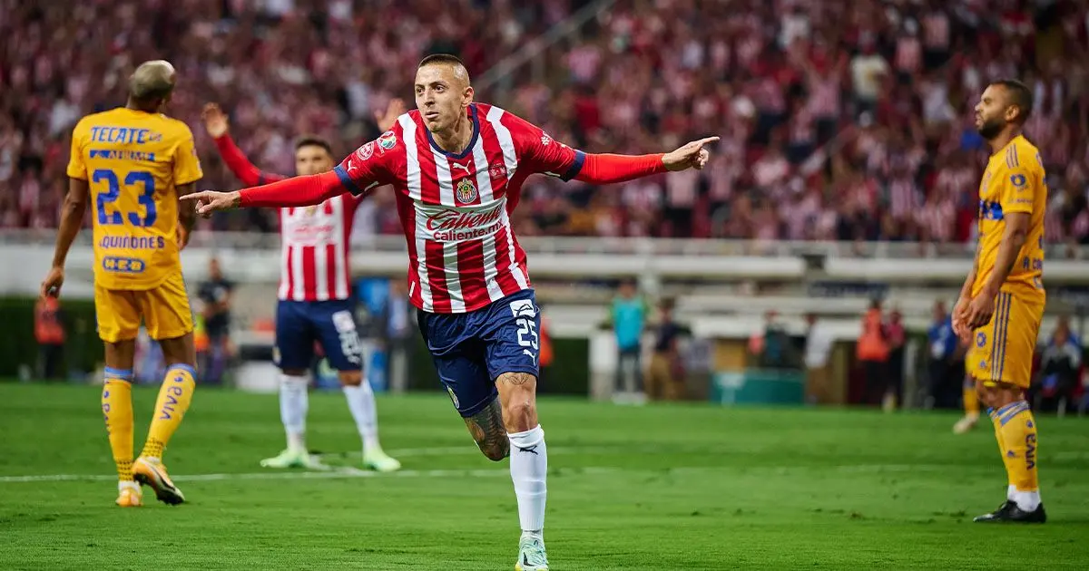 ¡Chivas pegó primero! Piojo Alvarado adelanta al Rebaño en la Final Mexsport