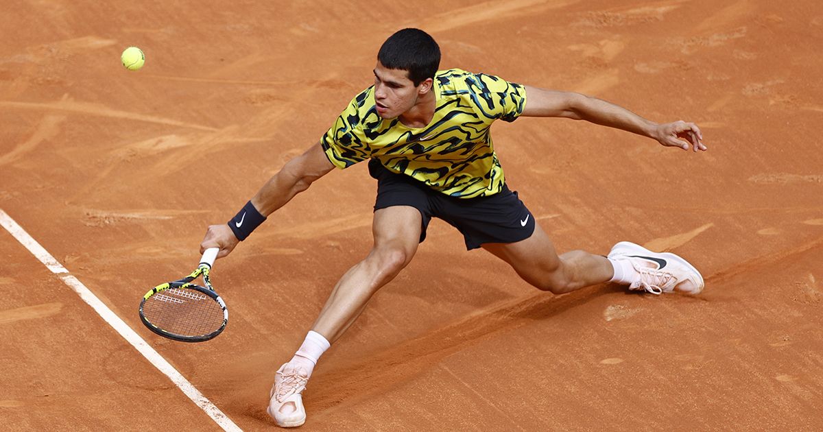Carlos Alcaraz derrota con autoridad a Alexander Zverev MADRID, 02/05/2023.- El tenista español Carlos Alcaraz devuelve la bola al alemán Alexander Zverev durante su partido de octavos de final del Mutua Madrid Open este martes en la Caja Mágica en Madrid. EFE/ Rodrigo Jiménez