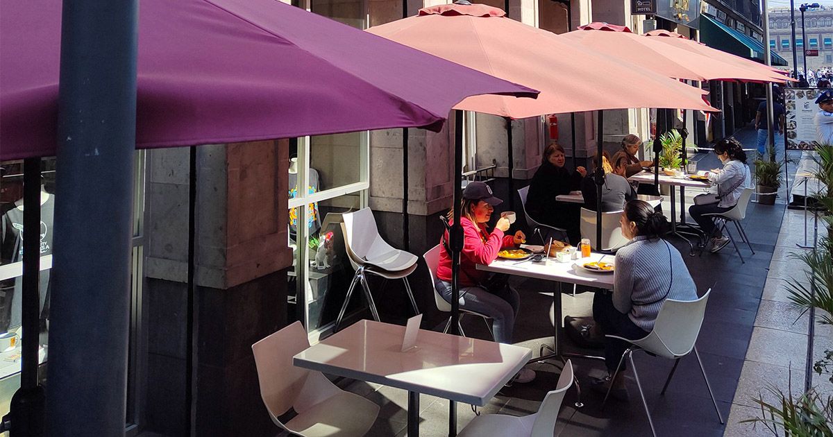 Pide alcaldía de Azcapotzalco a restauranteros ponerse en regla CIUDAD DE MÉXICO, 15ENERO2023.- Este 15 de enero entra en vigor el nuevo reglamento de la Ley General del Tabaco y ahí se enlista una serie de lugares públicos en donde ya no será permitido fumar. Entre tantos, destaca el caso de restaurantes puesto que ahora deberá de prohibirse el fumar en lugares donde se ofrezcan otros servicios, incluyendo el de alimentos y bebidas, no importando si se trata de un lugar abierto.
FOTO: MOISÉS PABLO/CUARTOSCURO.COM