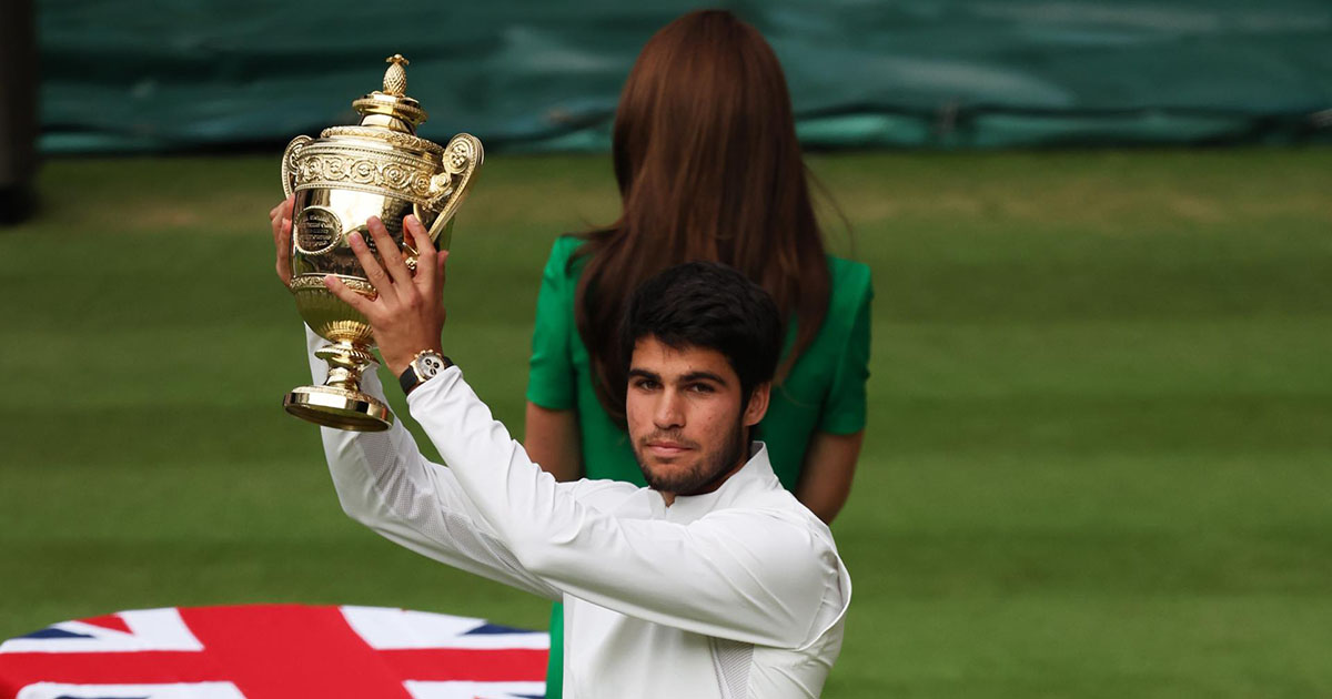 “Es un sueño hecho realidad”: Alcaraz, el niño que conquistó Wimbledon Wimbledon (United Kingdom), 16/07/2023.- Carlos Alcaraz of Spain poses with the winners trophy after winning his Mens Singles final match against Novak Djokovic of Serbia at the Wimbledon Championships, Wimbledon, Britain, 16 July 2023. (Tenis, España, Reino Unido) EFE/EPA/ISABEL INFANTES EDITORIAL USE ONLY