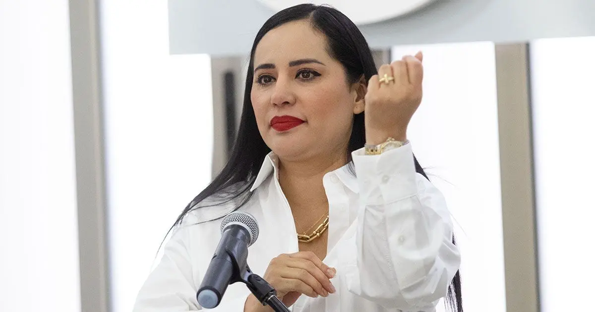 En 10 colonias de la alcaldía Cuauhtémoc se tiene detectado el delito de trata de personas: Sandra Cuevas CIUDAD DE MÉXICO, 21FEBRERO2023.- Sandra Cuevas, alcaldesa de Cuauhtémoc, ofreció una conferencia de prensa para señalar al Gobierno de Claudia de Sheinbaum de infiltrar gente relacionado con Morena y de administración en la protesta que hubo el domingo pasado frente a su casa y la cual acabó en trifulca. La alcaldesa mostro fotos y videos de supuestos funcionarios que confrontaron a los vecinos que se oponen a que un sonidero se instale en el Kiosco Morisco. Cuevas Nieves afirmó que una mujer que sale recibiendo un golpe en una imagen de portada del periódico La Jornada trabaja es gente de Sheinbaum Pardo. La política también dio a conocer que terminando su mandato al frente de la alcaldía se retirará de la vida política, pero aseguró que de su cuenta corre que Claudia Sheinbaum no llegará a la Presidencia de la República.
FOTO: MOISÉS PABLO/CUARTOSCURO.COM