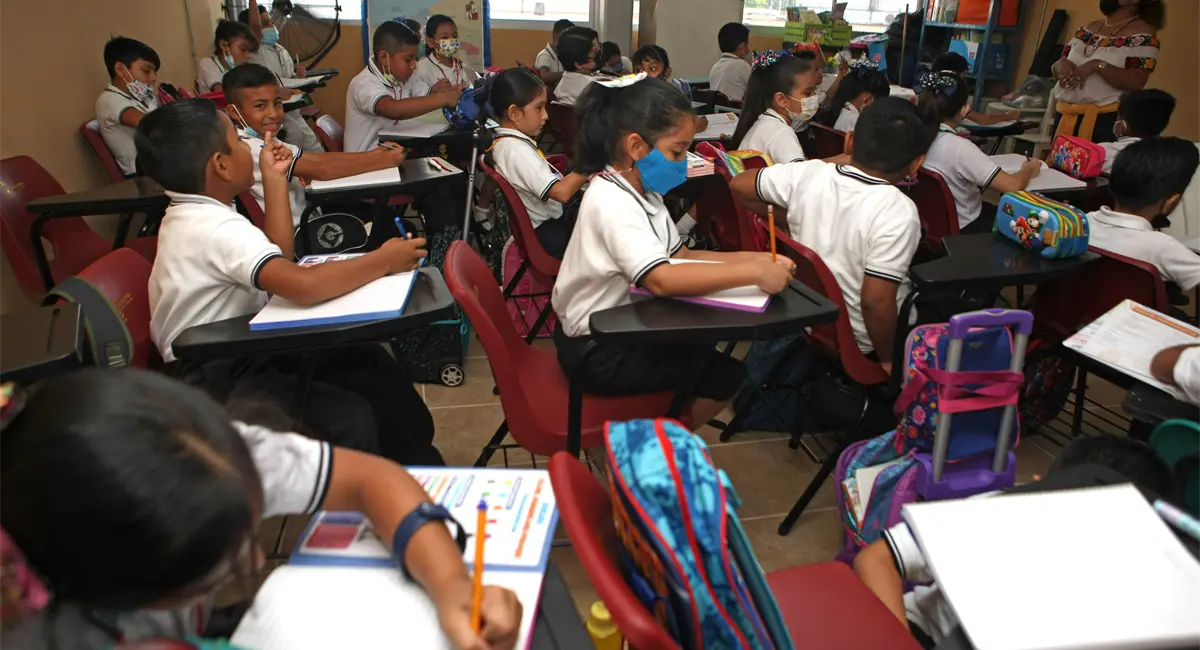 SEP: ¿Cuándo regresan a clases los alumnos para el Ciclo Escolar 2023 - 2024? VILLAHERMOSA, TABASCO, 29AGOSTO2022.- Autoridades estatales de Educación anunciaron que en este regreso a clases del nuevo ciclo escolar 22-23, en educación básica arrancaron con una matrícula de 527 mil cuarenta y ocho educando, 22 mil quinientos cuarenta y cuatro profesores en las cinco mil 103 escuelas que tiene Tabasco. Los escolares acudieron al plantel de manera segura, con cubre bocas, se abrazaron en un recuentro y otros buscaron protección en su maestra.
FOTO: CARLOS CANABAL OBRADOR/CUARTOSCURO.COM