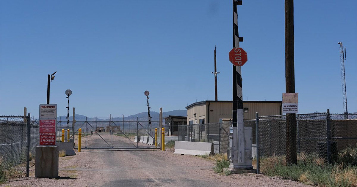 ¿Cómo es vivir en la misteriosa Área 51?, la base militar que despierta teorías sobre ovnis y extraterrestres Entrada del Área 51 en Nevada (Estados Unidos). | Foto: EFE