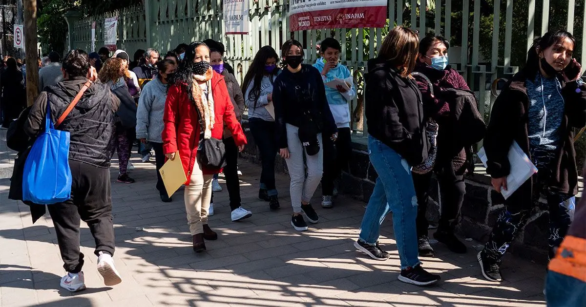 Beca Benito Juárez 2023: Requisitos y cómo registrarse CIUDAD DE MÉXICO, 17ENERO2023.- Desde las primeras horas del día, cientos de alumnos de vocacional acudieron a las inmediaciones del hospital militar “Chivatito” para realizar sus trámites y recibir la beca Benito Juárez. Fue el día de ayer, que la desorganización causó la larga espera de las madres, padres de familia y estudiantes quienes se mantuvieron en la fila para no perder su lugar.
FOTO: GALO CAÑAS/CUARTOSCURO.COM
