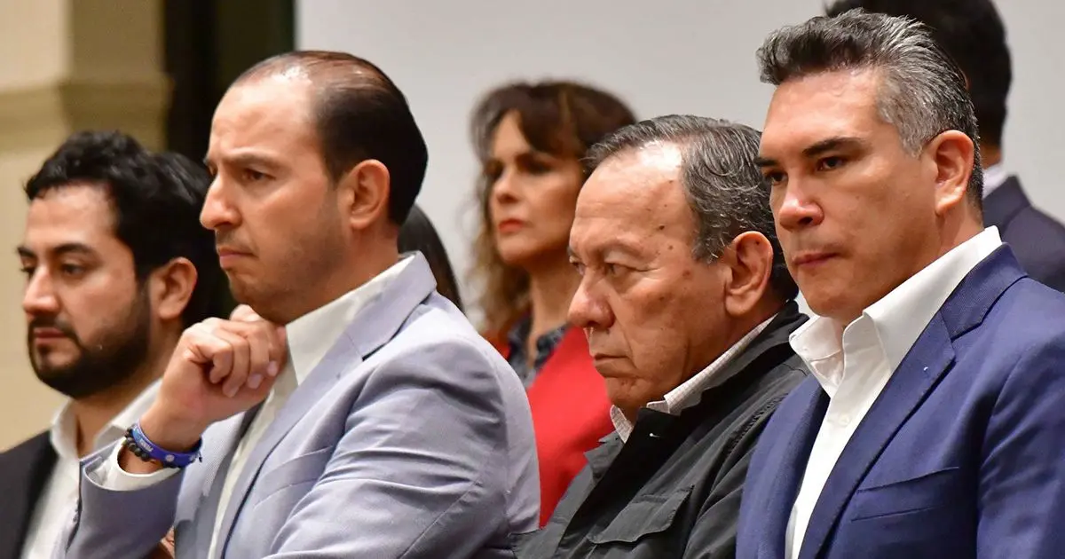 Confirma TEPJF que PRI y PRD deberán retirar propaganda que viola reglas CIUDAD DE MÉXICO, 08AGOSTO2023.- Los dirigentes nacionales Marko Cortés (PAN), Alejandro Moreno (PRI) y Jesús Zambrano, (PRD), junto a integrantes de las secretarías generales, coordinadores parlamentarios y del comité organizador del Frente Amplio por México, encabezaron la presentación de los observadores que conformarán la Misión de Acompañamiento Cívico en el procedimiento interno de la elección del coordinador general de la coalición.
FOTO: MARIO JASSO/CUARTOSCURO.COM
