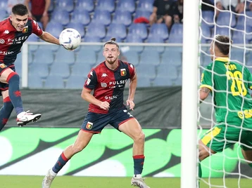 Imagen de la nota: Johan Vásquez jugó 30 minutos pero Fiorentina goleó al Genoa en inicio de Serie A