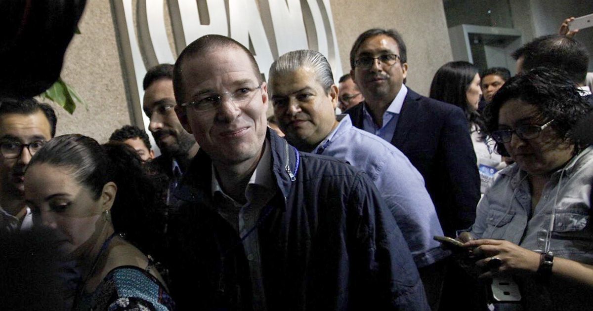 El informe presidencial, una sarta de mentiras, asegura Ricardo Anaya CIUDAD DE MÉXICO, 11AGOSTO2018.- Ricardo Anaya, excandidato a la presidencia de la República, durante su llegada al Sesión Ordinaria del Consejo Nacional del Partido Acción Nacional, en la sede del partido.
FOTO: ADOLFO VLADIMIR /CUARTOSCURO.COM